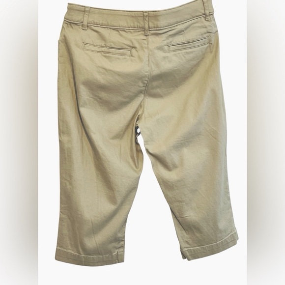 St. John's Bay Capri Pants, Pockets, Women's, Khaki Color, Size 10P - Picture 8 of 12